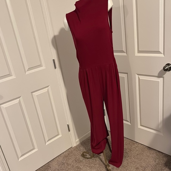 Chic Red Sleeveless Jumpsuit with Relaxed Fit - Picture 1 of 10